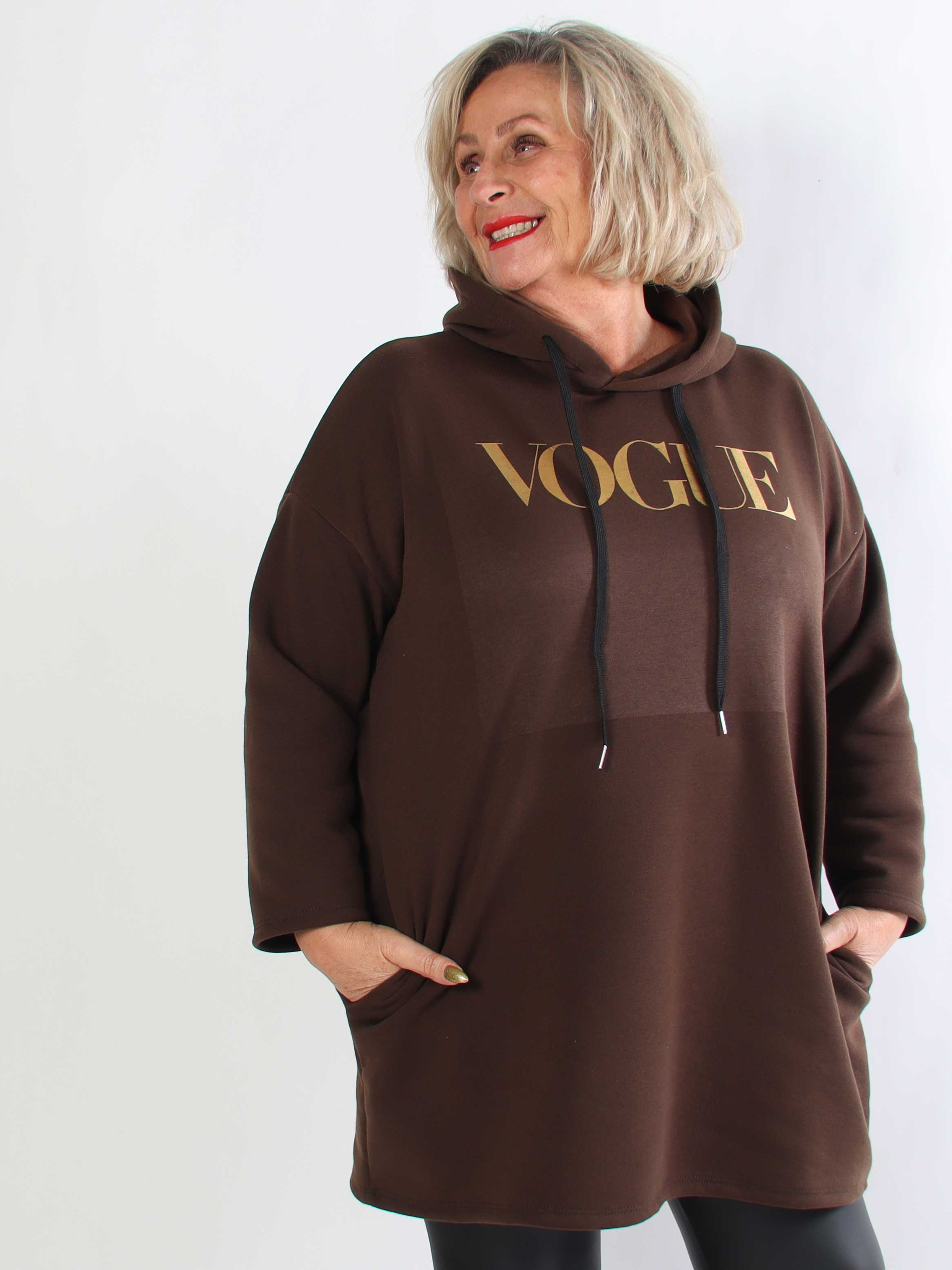 Perrine - Plus size hoodiekjole med VOGUE tryk med lommer